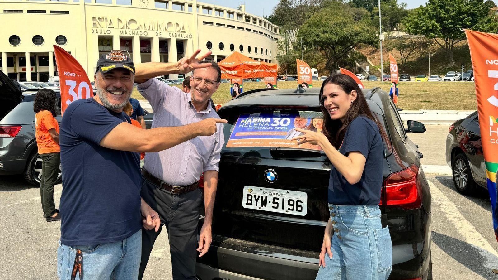Marina Helena (Novo) em "adesivaço" realizado no estacionamento do Estádio do Pacaembú neste sábado (14) • Divulgação