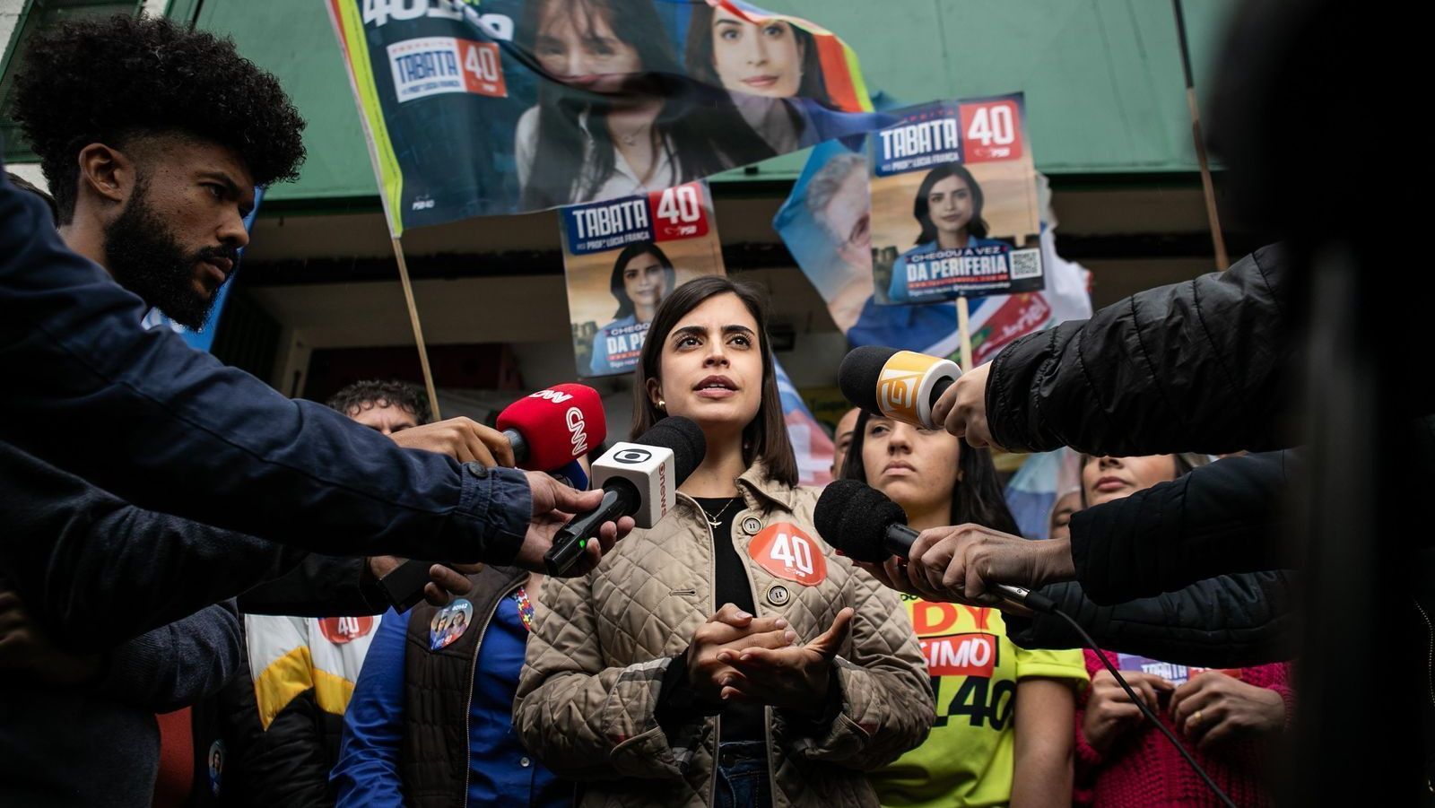 Tabata Marçal (PSB) em campanha no Mercadão da Lapa nesta segunda (16) • Divulgação