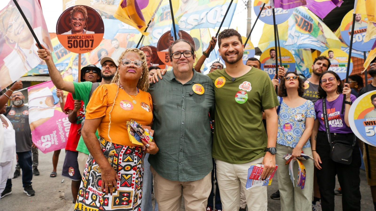 Candidato Tarcísio Motta em caminhada pelo Jardim Maravilha, em Guaratiba, na zona oeste, nesta segunda (16) • Divulgação