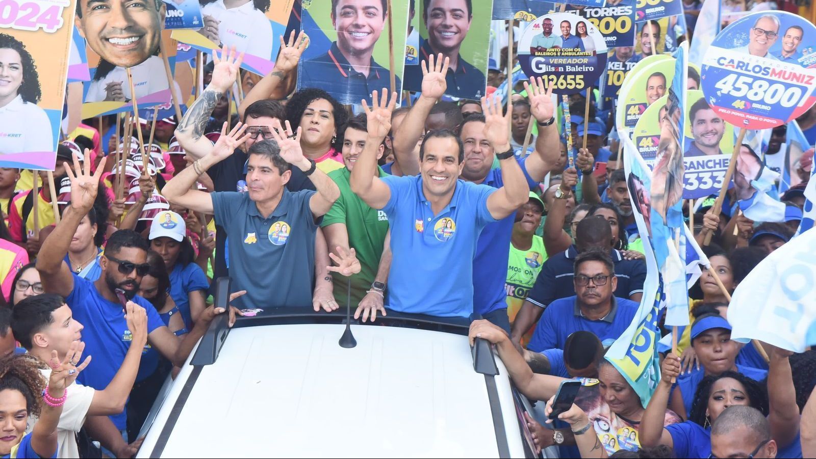 Bruno Reis, de camisa azul clara, fez caminhada acompanhado de ACM Neto • Divulgação