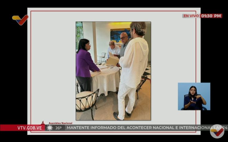 Edmundo González com Jorge e Delcy Rodríguez na embaixada da Espanha • Reprodução VTV