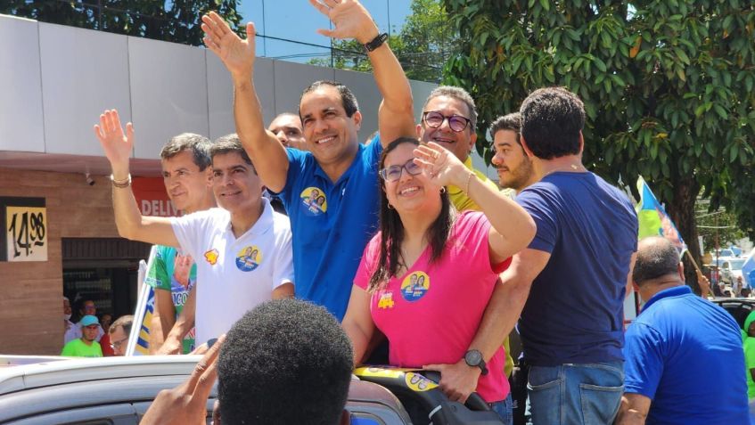 Bruno Reis (de camiseta azul) participou de carreata pelos bairros Vila Laura e Brotas nesta quarta (18) • Diego Macedo/Divulgação