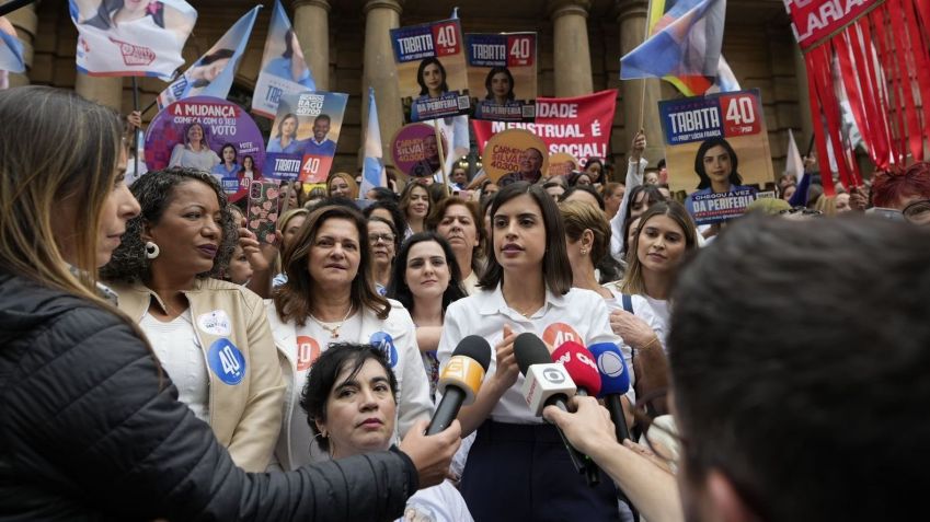 Tabata Amaral (PSD) durante a caminhada com mulheres no centro da capital nesta quarta (18) • Divulgação