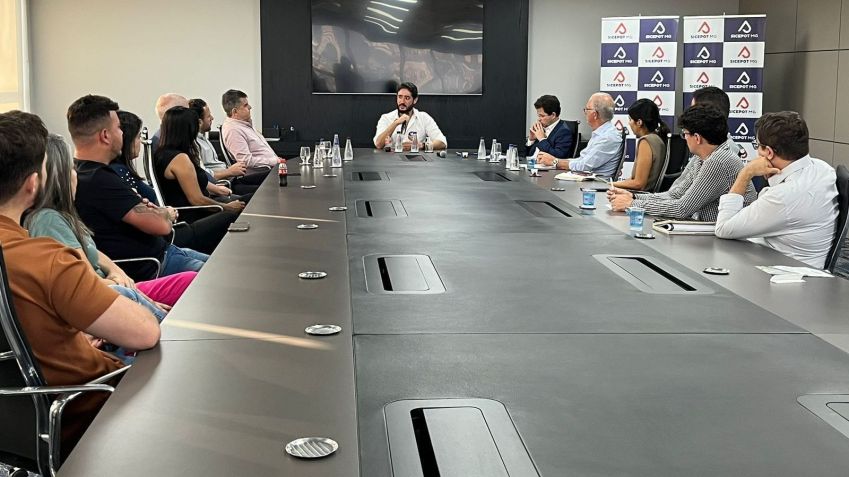 Azevedo (na ponta da mesa) participou de reunião com líderes de sindicatos ligados à indústria da construção civil • Divulgação