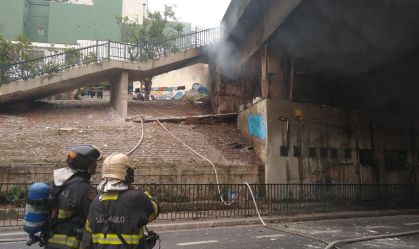 Incêndio em viaduto é controlado, mas trânsito na 23 de Maio fica caótico