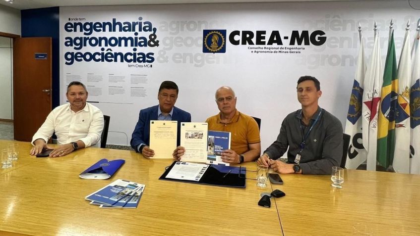 Viana (de blazer) falou em "permitir a construção de imóveis maiores" em visita ao Conselho Regional de Engenharia e Agronomia nesta quinta (19) • Divulgação