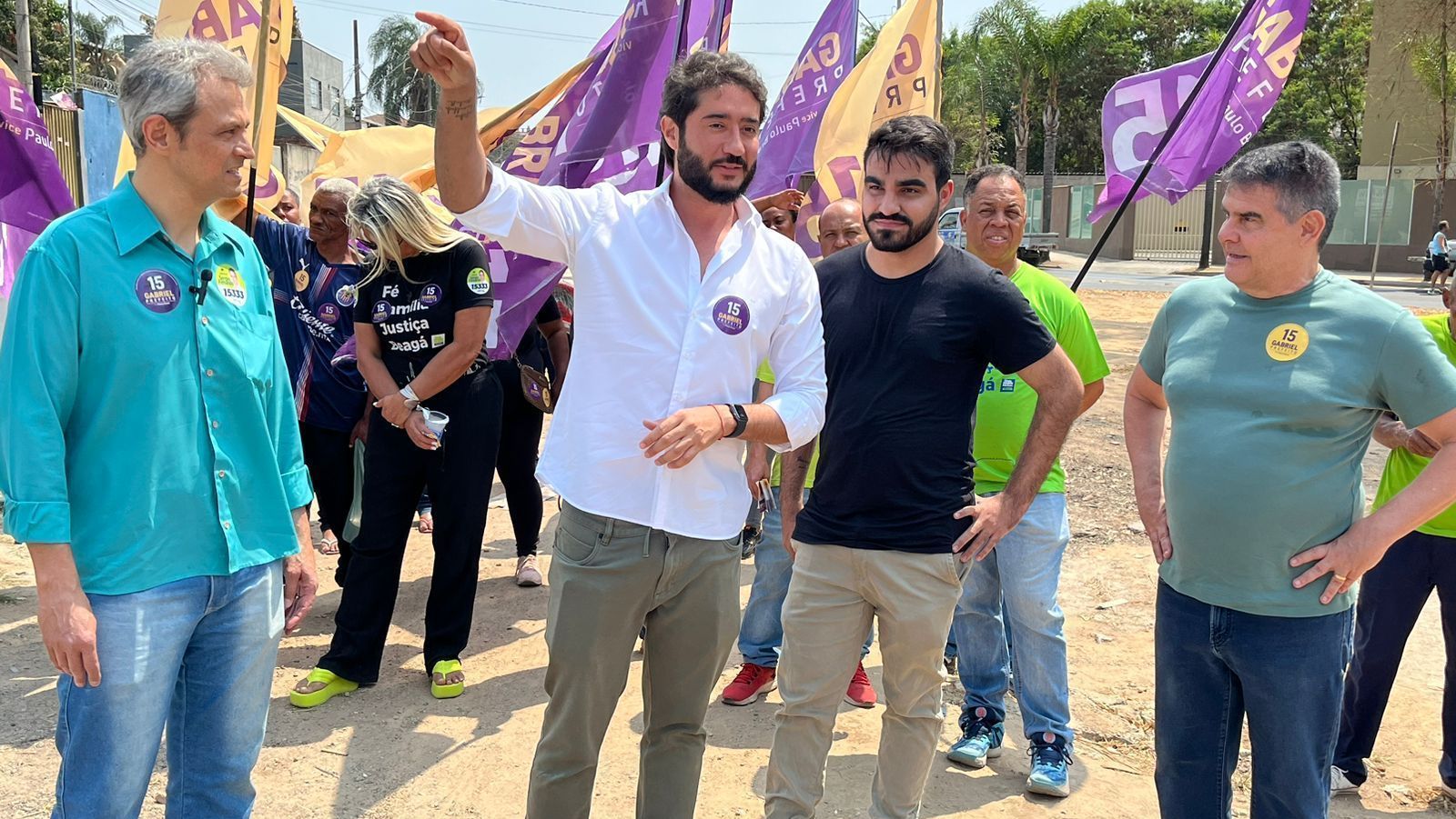 Gabriel Azevedo (de camisa branca) esteve na Pampulha pela manhã • Divulgação