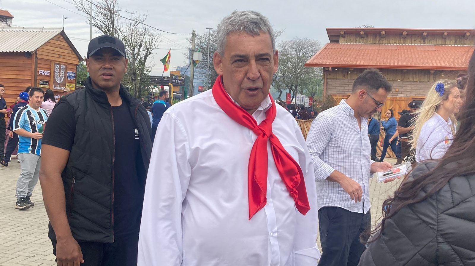Em evento no acampamento Farroupilha, Melo (ao centro) afirmou estar ao lado dos tradicionalistas • /Divulgação