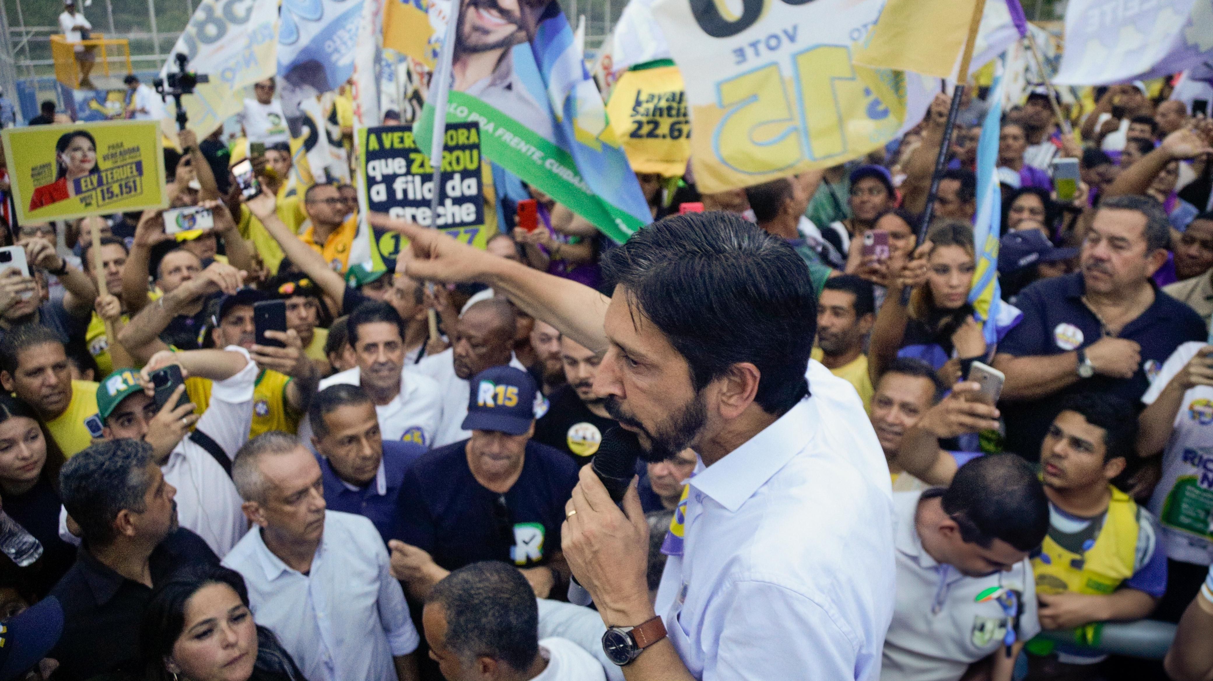Nunes em palanque no Jardim Myrna, zona sul de São Paulo; candidato falou sobre transporte público em agenda • Divulgação