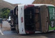 Ônibus com time de futebol americano tomba e mata 3 pessoas na Dutra