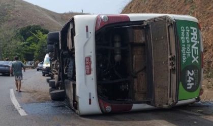 Ônibus com time de futebol americano tomba e mata 3 pessoas na Dutra
