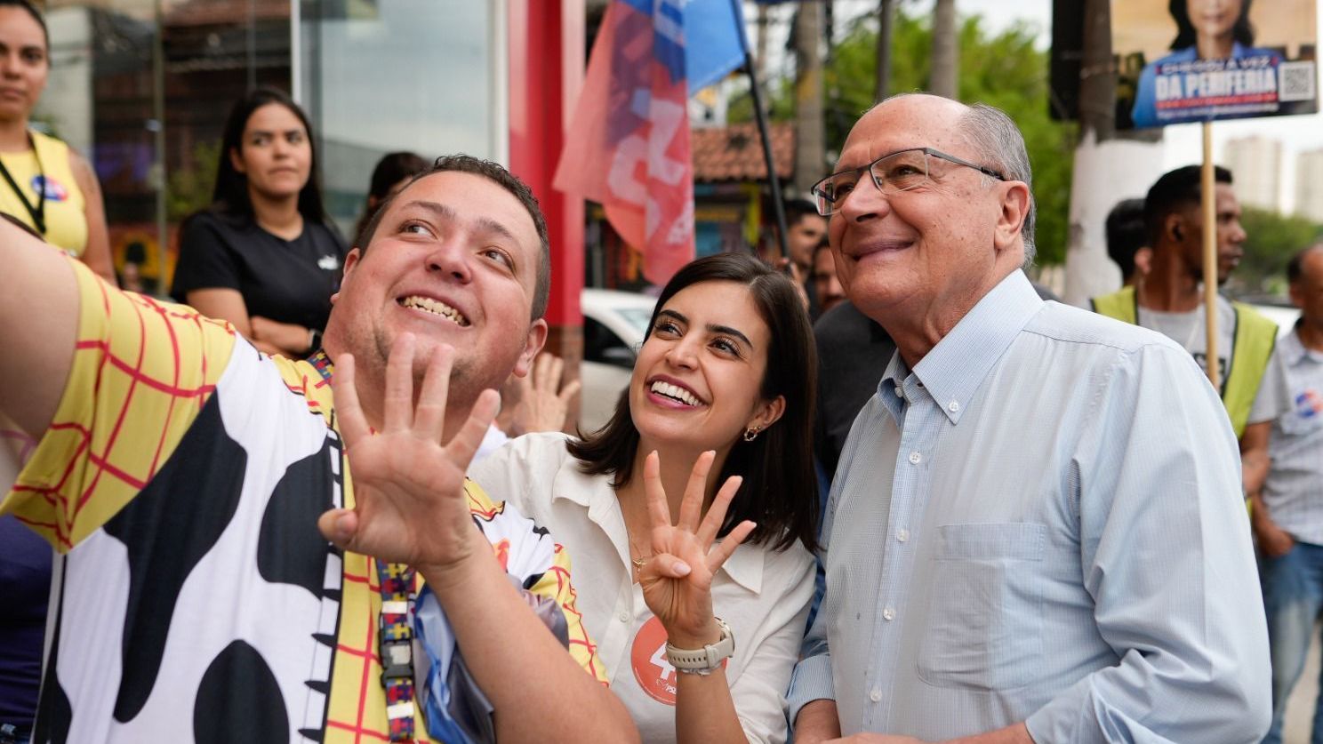 Candidata Tabata Amaral (PSB) ao lado do vice-presidente Geraldo Alckmin, durante agenda eleitoral neste sábado (21) • Marcos Gouveia/Divulgação - Campanha Tabata Amaral