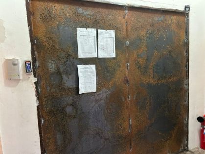 Portas de ferro instaladas pelos militares israelenses na entrada dos escritórios da Al Jazeera em Ramallah, Cisjordânia ocupada