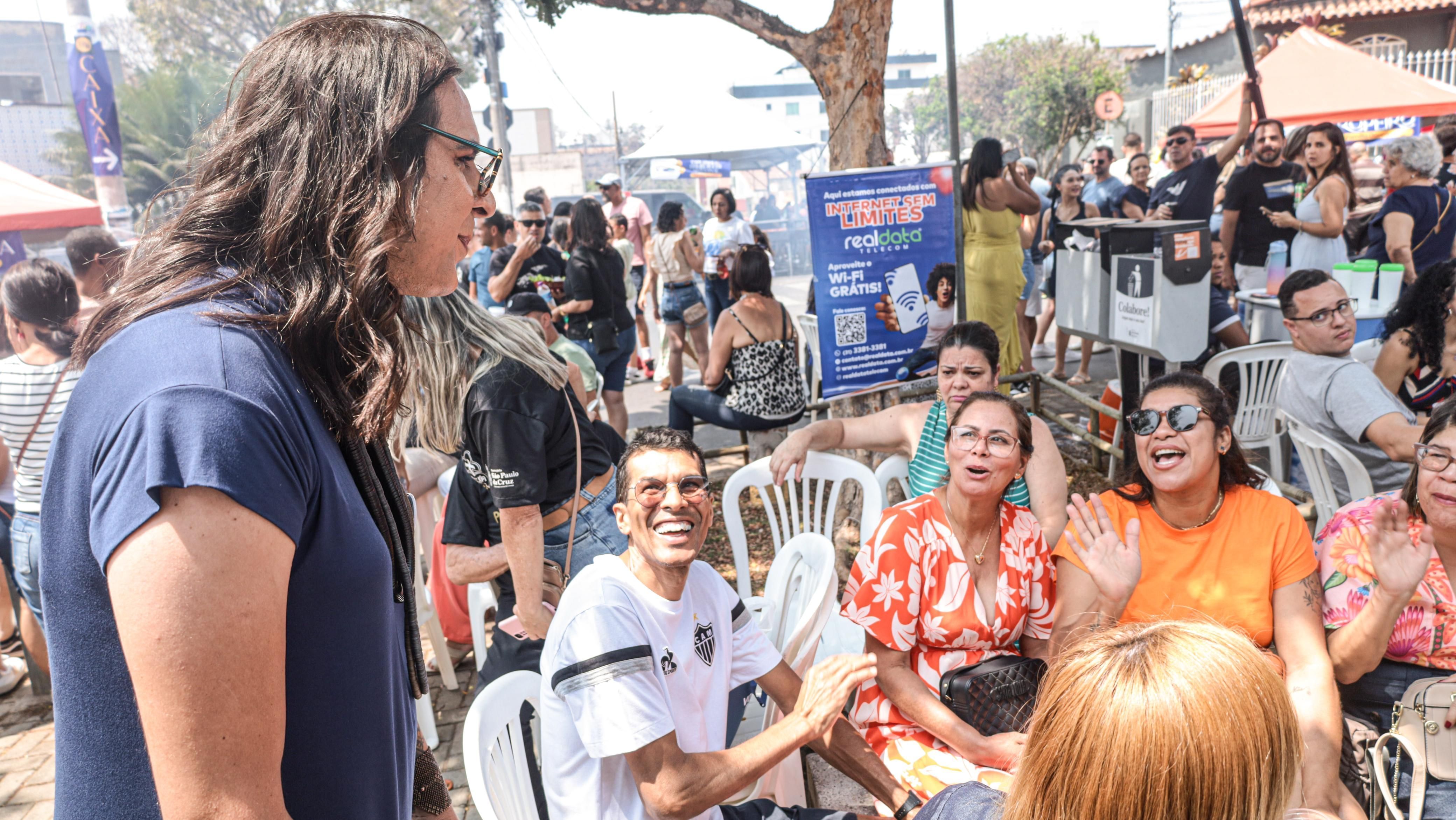 Duda Salabert (PDT) durante visita à Feira da Família neste domingo (22/09) • Divulgação