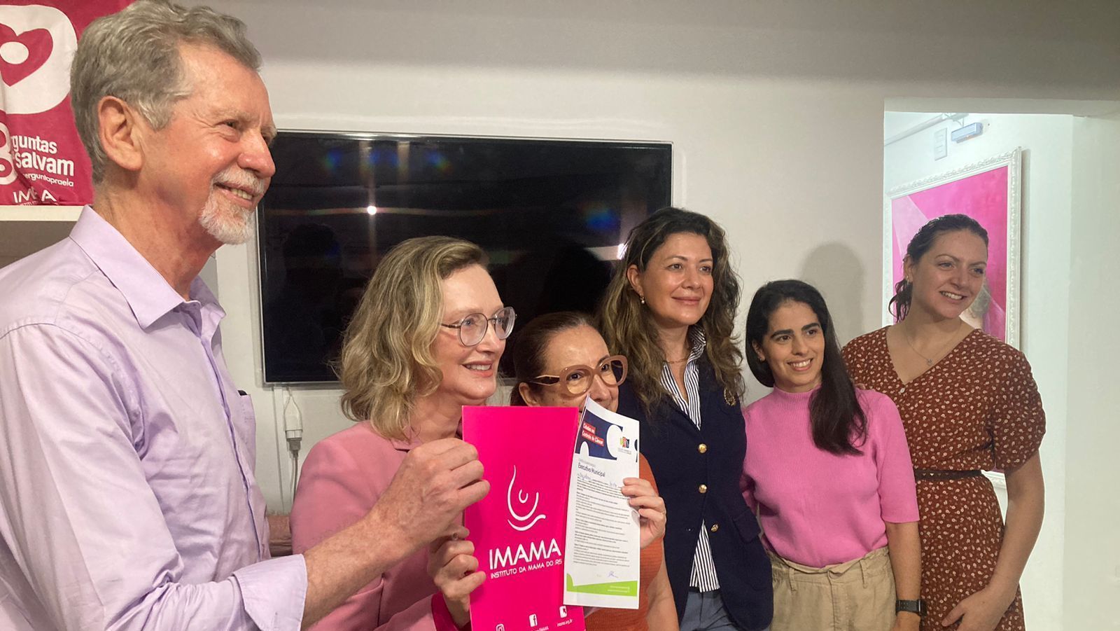 Maria do Rosário (com os papéis na mão) diz que parte do seu compromisso focará na agilidade e melhora da saúde em Porto Alegre • CNN