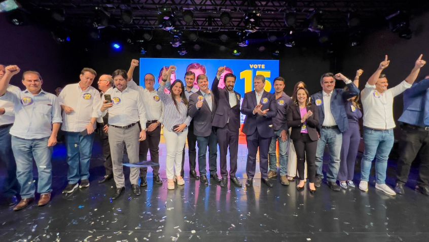 Nunes (de blazer, com o braço estendido) durante evento partidário nesta segunda (23) • Divulgação