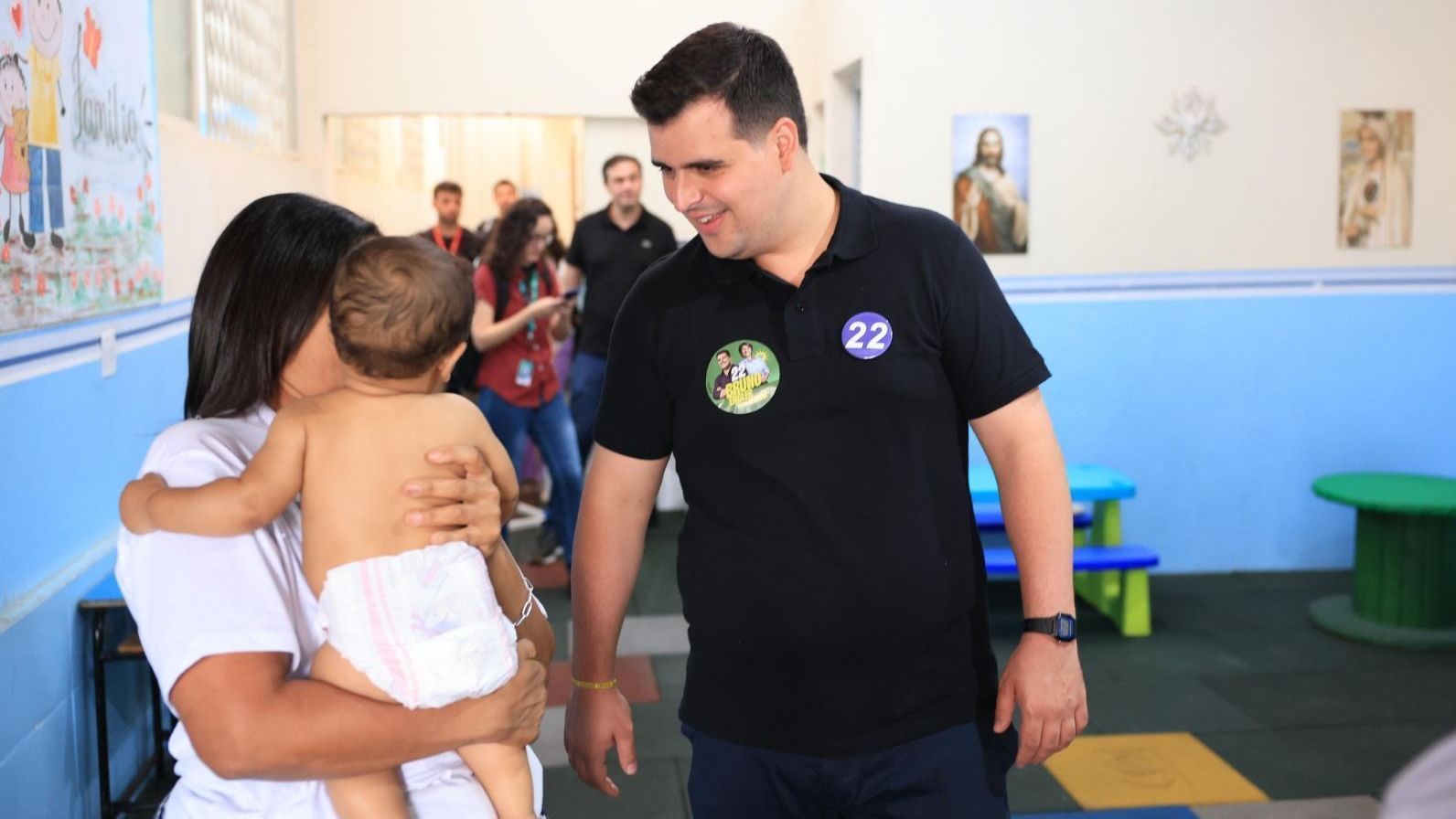 Engler (camiseta preta) diz que incluirá as gestantes nos serviços da Prefeitura os exames para eclâmpsia e pré-eclâmpsia em campanha nesta segunda (23) • Divulgação
