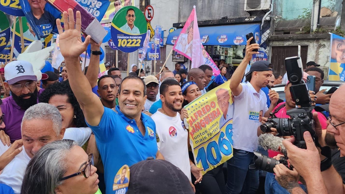 Reis (com camisa azul) diz que o foco é gerar mais emprego e oportunidade para pessoas • Diego Macêdo/Colaboração para a CNN