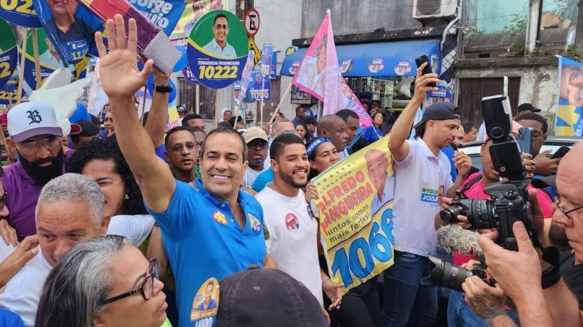 Reis (com camisa azul) diz que o foco é gerar mais emprego e oportunidade para pessoas • Diego Macêdo/Colaboração para a CNN