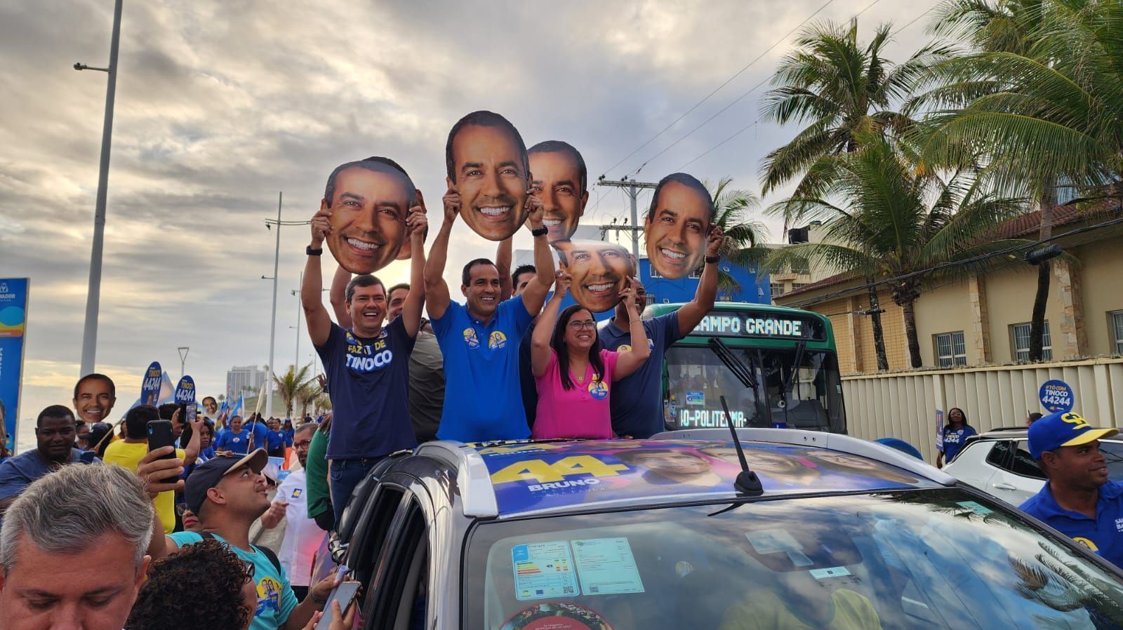Reis (camiseta azul) em carreata no bairro Nordeste de Amaralina, região litorânea de Salvador • Divulgação