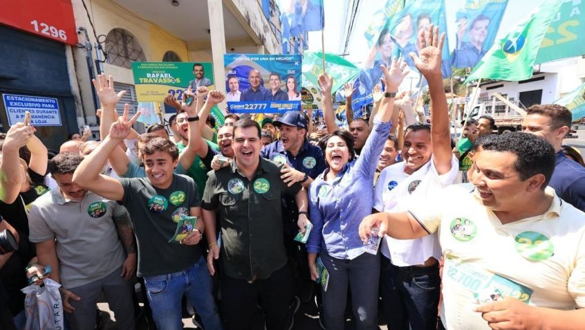 Engler (ao centro, de camisa escura) disse que criará, caso seja eleito, subprefeituras para solucionar pequenos problemas locais • Lucas Mendes/Campanha Bruno Engler