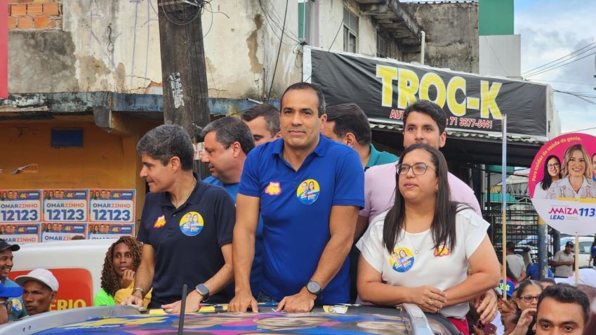 Entre ACM Neto (à esquerda) e sua vice, Ana Paula Matos, Reis (camiseta azul) diz que trabalharam muito no bairro São Cristovão e a ideia é intensificar ainda mais • Diego Macêdo/CNN