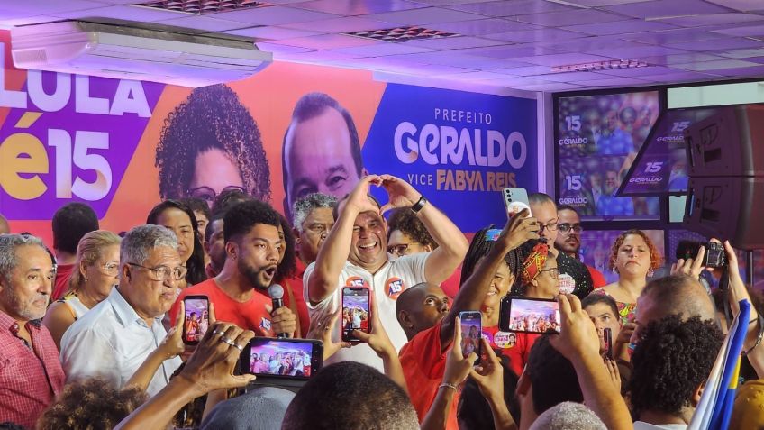 Geraldo (fazendo gesto de coração com as mãos) exalta a relação entre ele e os trabalhadores • Diego Macêdo/CNN