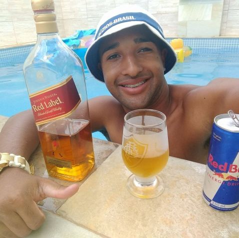 Jorge Felipe Dias Gomes tomando sol com embalagens de bebidas • Reprodução/redes sociais