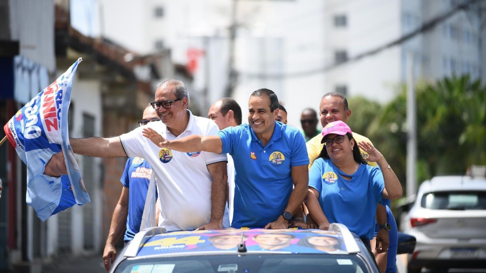 Reis (camiseta azul) e sua vice, Ana Paula (à direita), fizeram carreata por bairros de Salvador • Divulgação