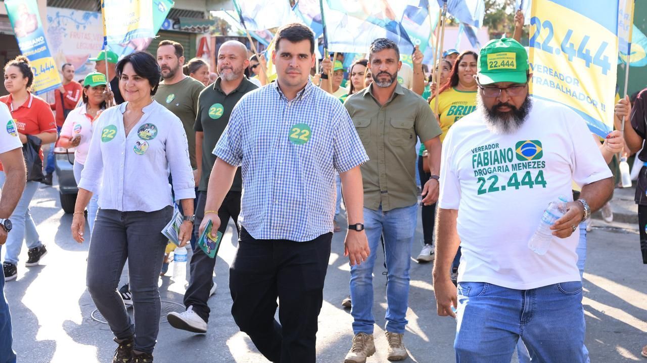 Engler (com camisa quadriculada) voltou a defender a descentralização da administração pública de Belo Horizonte • Divulgação