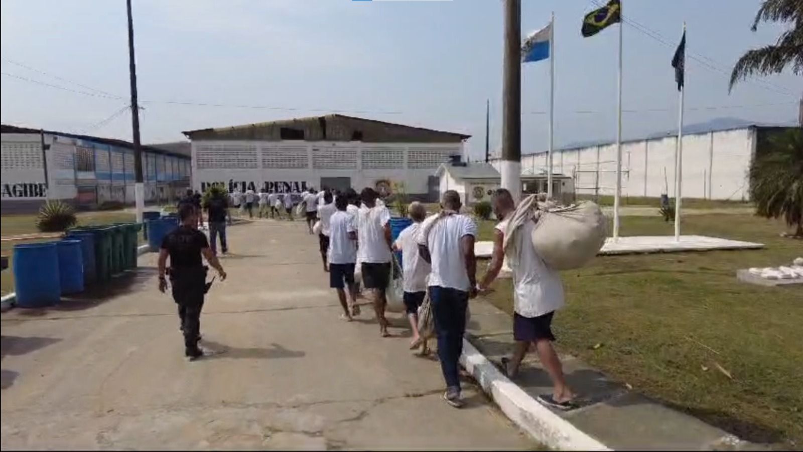 Momento das transferências dos presos em Bangu, no Rio