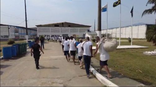 Momento das transferências dos presos em Bangu, no Rio