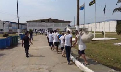 Momento das transferências dos presos em Bangu, no Rio