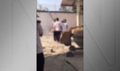 Vídeo: Estudante usa pá para agredir colegas durante briga em escola
