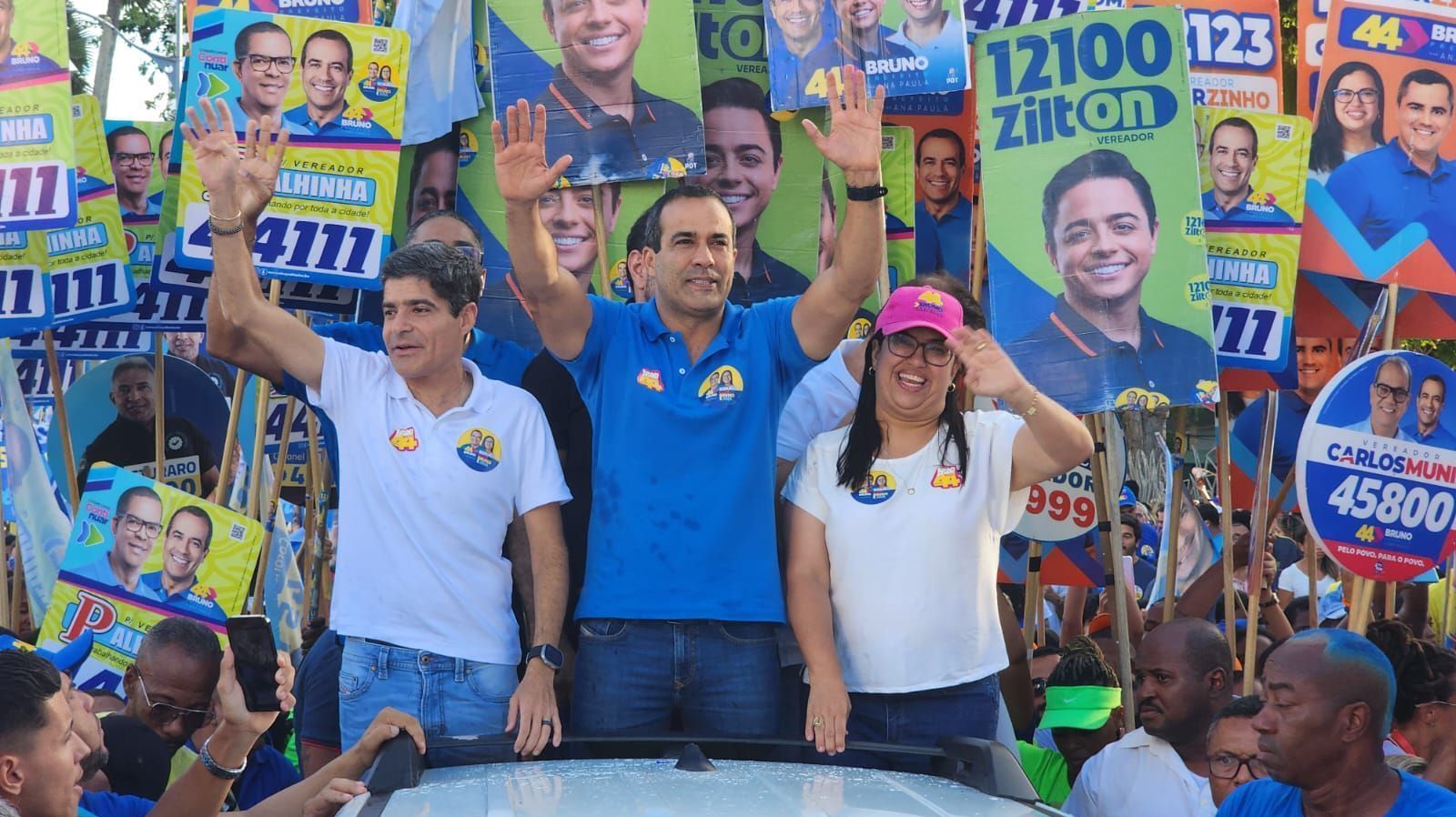 Reis (camisa azul), ao lado de ACM Neto (à esquerda) e sua candidata à vice Ana Paula (à direita) disse que irá continuar o investimento, caso seja eleito, na reigão da Avenida Sete • Diego Macêdo/CNN