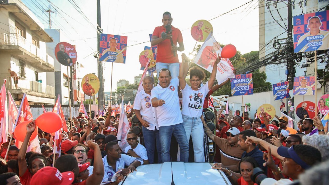 Geraldo (camisa branca no centro da foto) disse que, caso seja eleito, fará investimentos voltados à revitalização econômica do bairro Pernambués, região central de Salvador • Divulgação