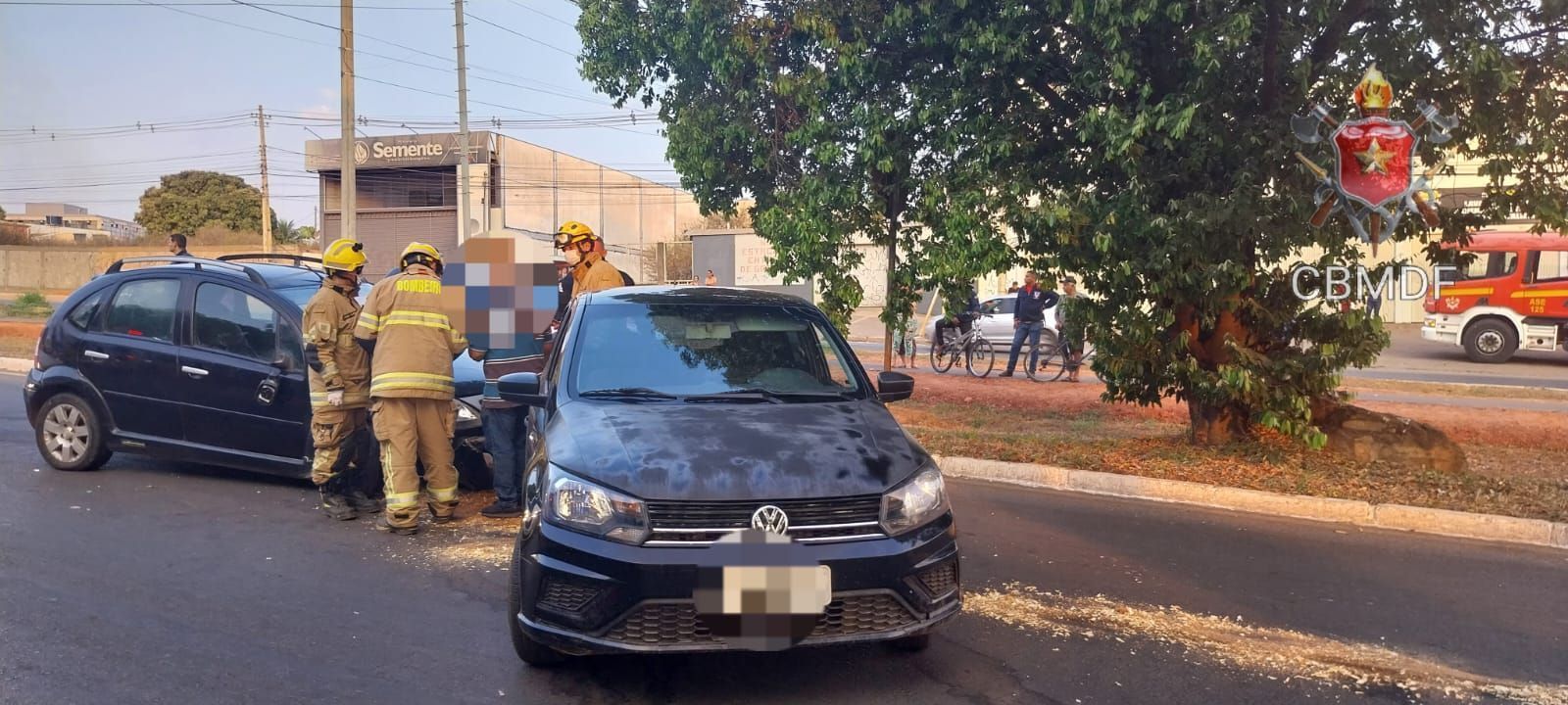 Veículo perde o controle e atropela três pessoas em Brasília • CBMDF