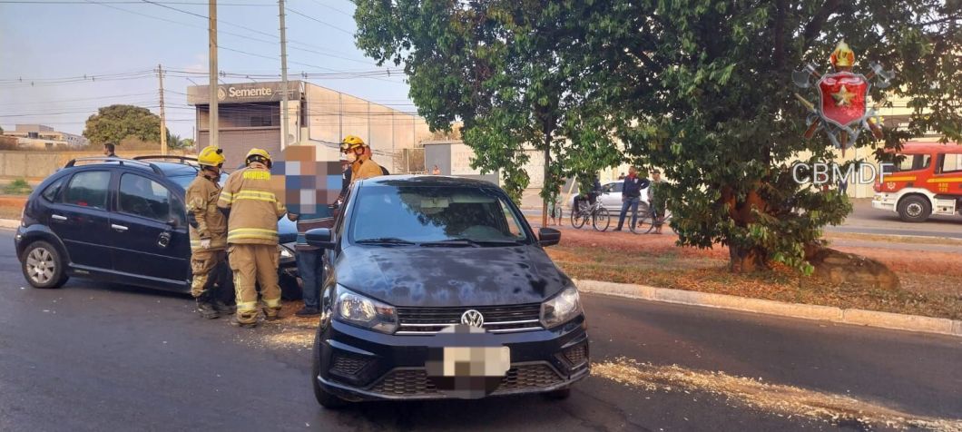 Veículo perde o controle e atropela três pessoas em Brasília • CBMDF