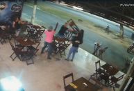 Homem agride ex-esposa com socos e cadeirada dentro de bar no Rio de Janeiro