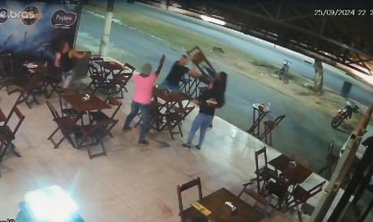 Homem agride ex-esposa com socos e cadeirada dentro de bar no Rio de Janeiro