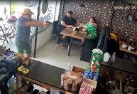 Tentativa de assalto em lanchonete provoca tiroteio no RJ; veja vídeo