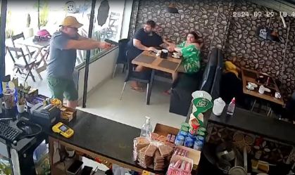 Tentativa de assalto em lanchonete provoca tiroteio no RJ; veja vídeo