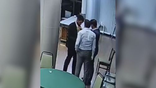 Vídeo mostra homem mexendo no colarinho de Nahuel Medina