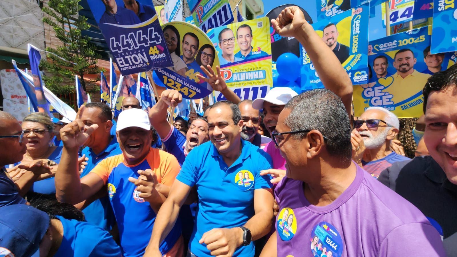 Reis (ao centro) exaltou o engajamento da população na sua campanha em caminhada na Cidade Baixa, região oeste de Salvador • Diego Macêdo/CNN