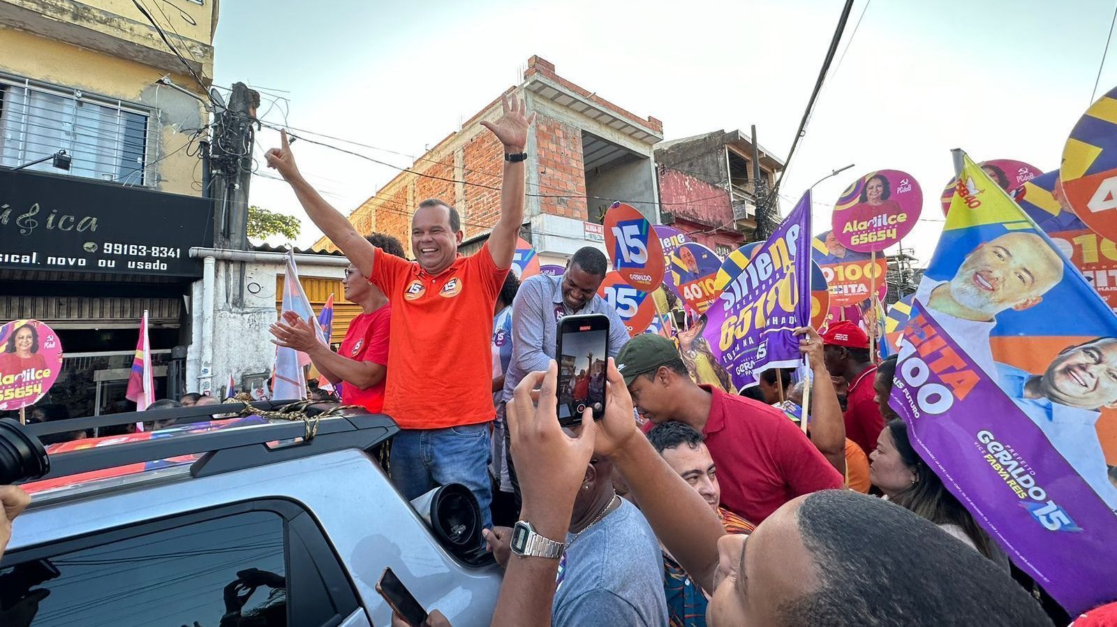 Geraldo (ao centro) disse que, nesta reta final, precisa gastar muita sola de sapato e intensificar o corpo a corpo com a população • Diego Macêdo/CNN