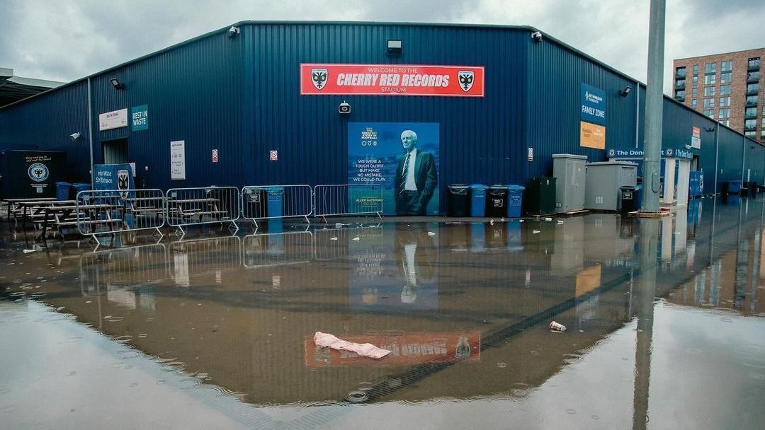 Estádio do AFC Wimbledon após enchente