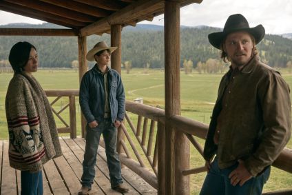 Kelsey Asbille como Monica Long, Brecken Merrill como Tate Dutton, Luke Grimes como Kacey Dutton em &quot;Yellowstone&quot;
