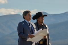 Imagem com Gil Birmingham como Thomas Rainwater e Mo Brings Plenty como Mo em &quot;Yellowstone&quot;