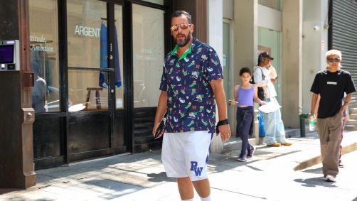 Adam Sandler viralizou entre a geração Z por conta do seu estilo despojado