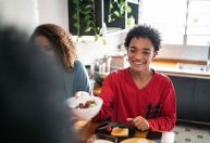 Adolescentes que tomam café da manhã regularmente são mais felizes, diz estudo